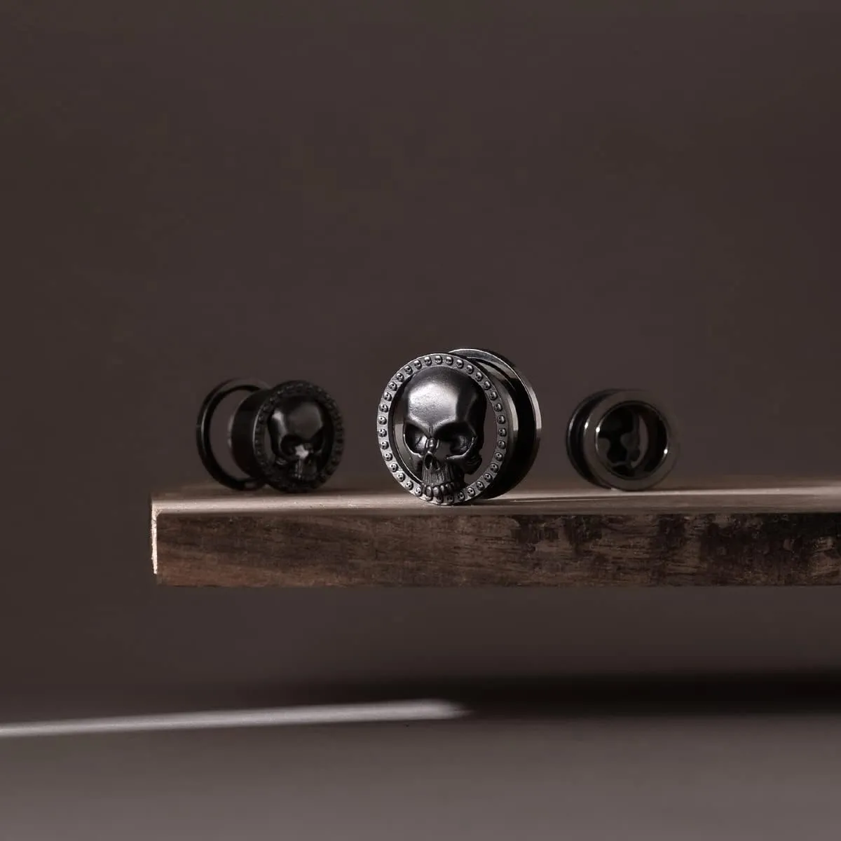 ERKUOO 2PCS Skull Ear Gauges Screw Ear Plugs Tunnels Ear Flesh Tunnels Piercing Earrings Hangers Expander Stretchers 0g-1"(8mm-25mm)