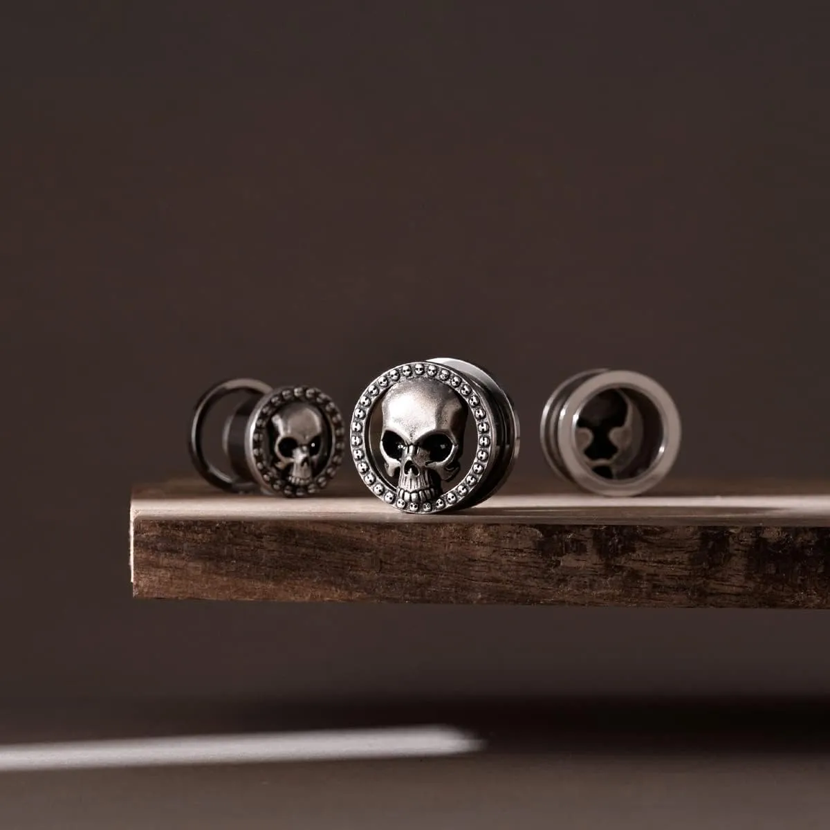 ERKUOO 2PCS Skull Ear Gauges Screw Ear Plugs Tunnels Ear Flesh Tunnels Piercing Earrings Hangers Expander Stretchers 0g-1"(8mm-25mm)