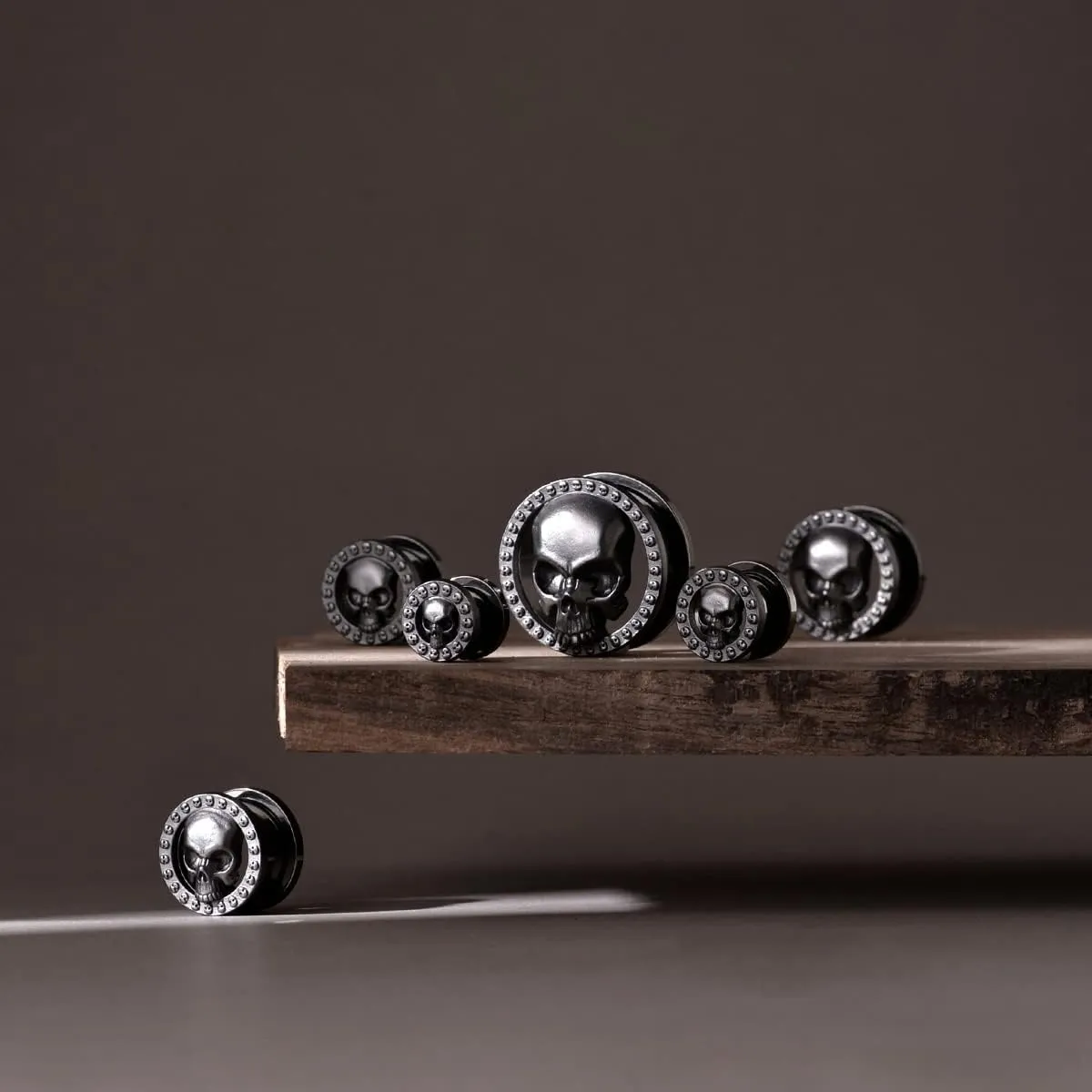 ERKUOO 2PCS Skull Ear Gauges Screw Ear Plugs Tunnels Ear Flesh Tunnels Piercing Earrings Hangers Expander Stretchers 0g-1"(8mm-25mm)